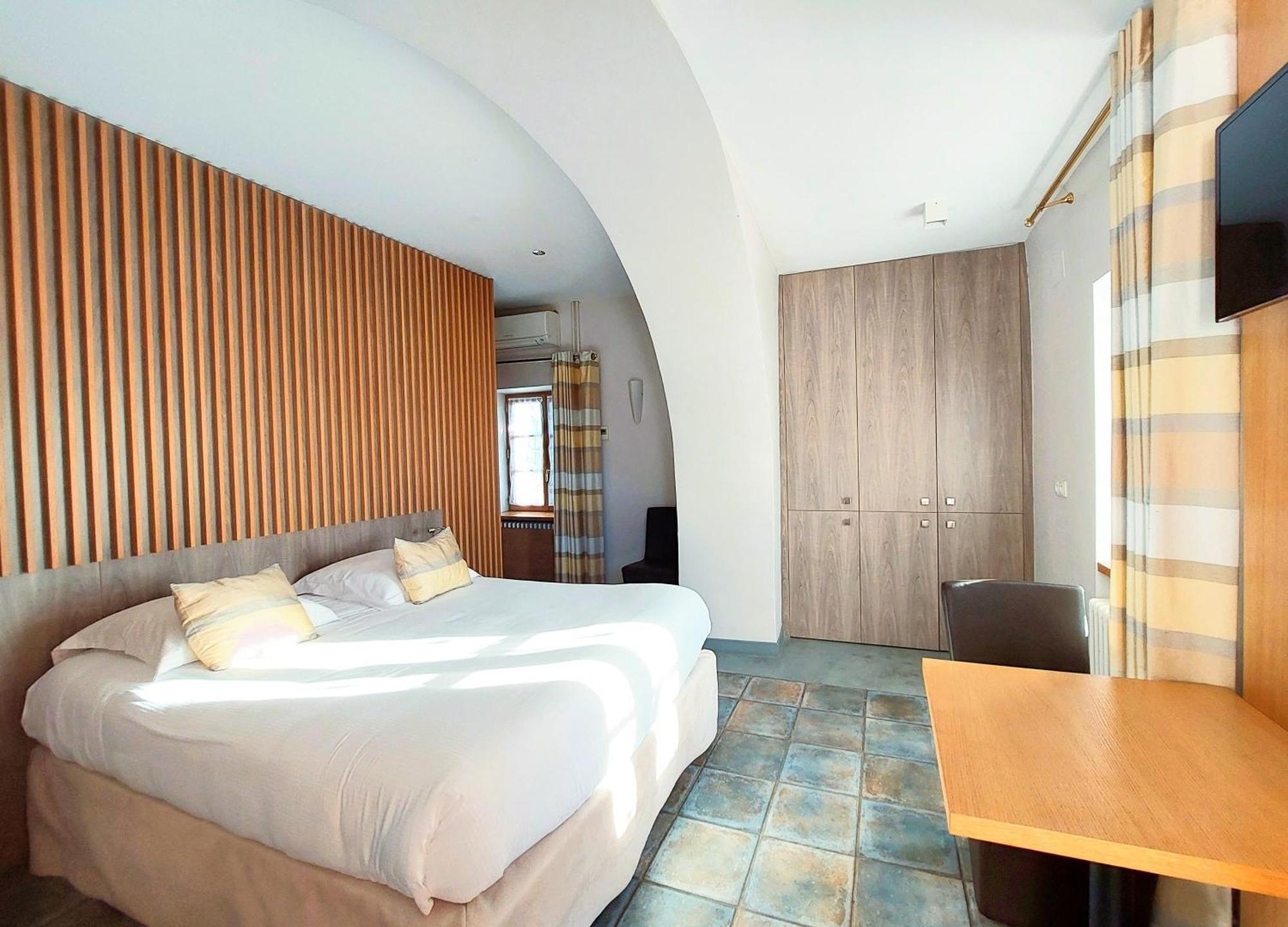 Logis Auberge Les Murets Hotel Restaurant Spa Chandolas Esterno foto